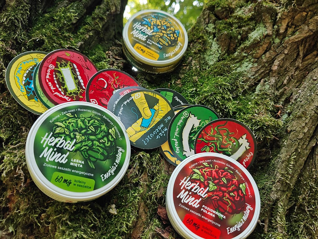 Snusy kofeinowe HerbalMind oraz wlepki HerbalMind