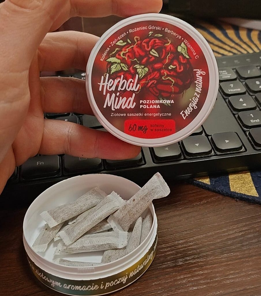 Snusy kofeinowe 200 mg - otwarte opakowanie herbalmind poziomkowa polana - do artykułu