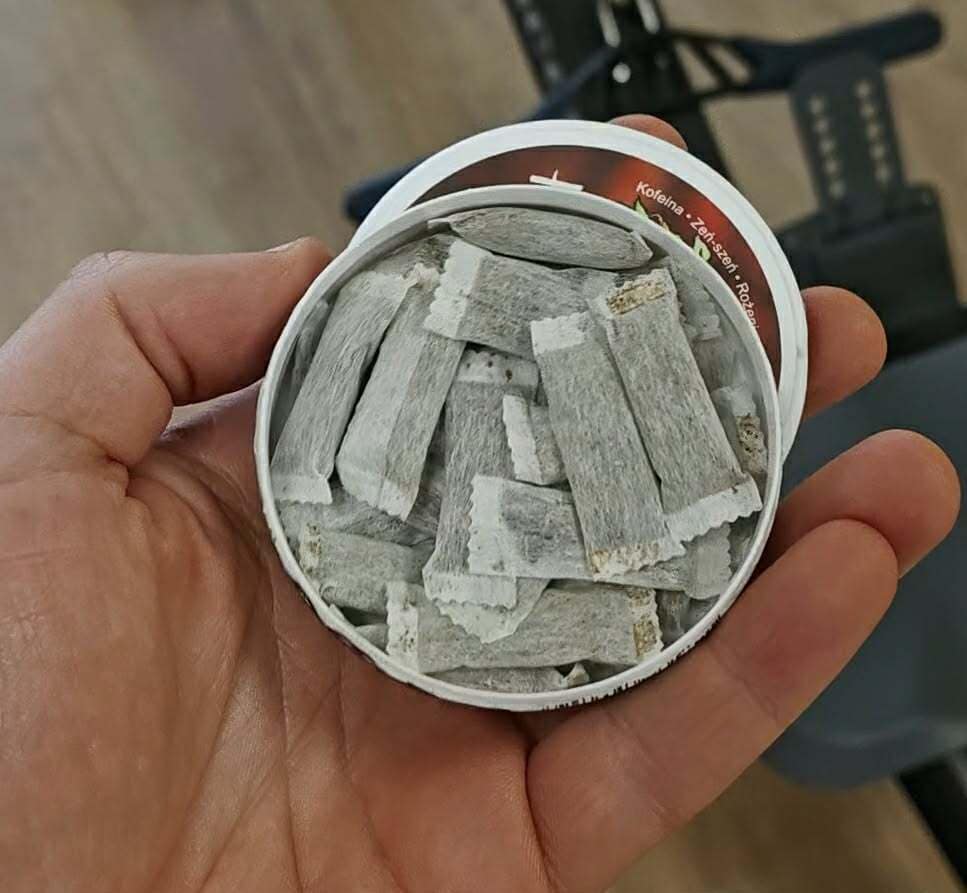 Jak działa snus kofeinowy? snusy jak używać? Otwarta Poziomkowa Polana